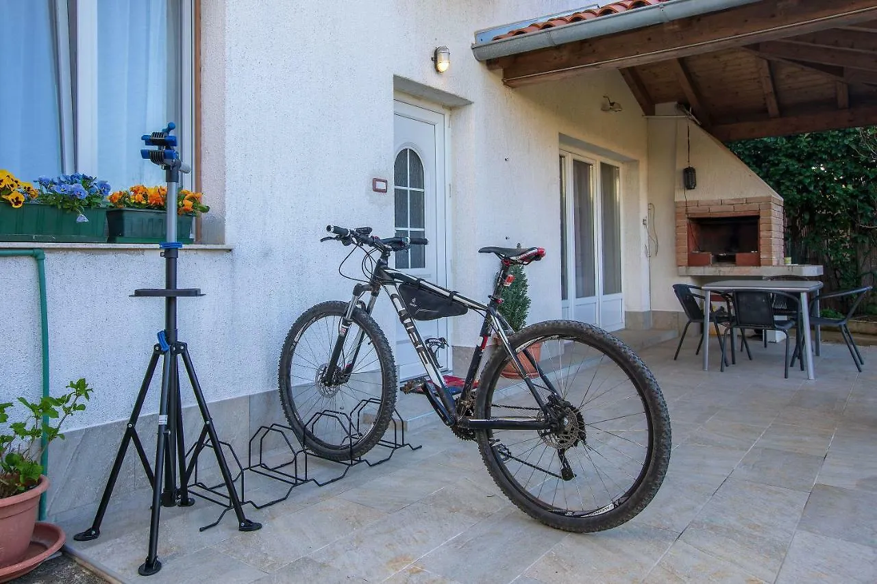 Apartment Green Garden Pula